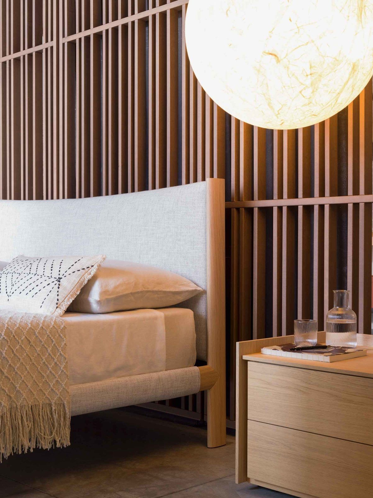 Camera FAinteriors — letto e comodino in legno