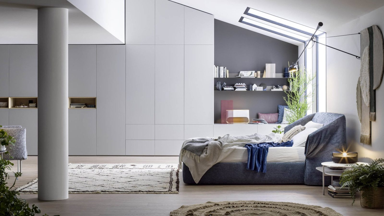 Camera FAinteriors — camera nella mansarda con letto imbottito