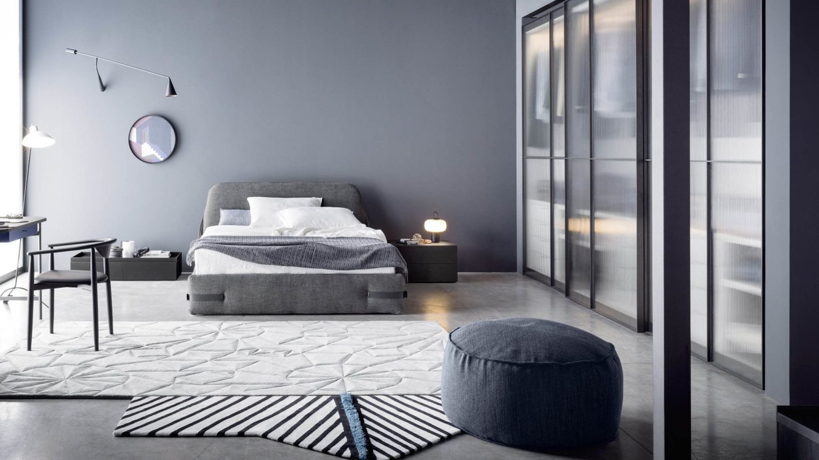 Camera FAinteriors — camera con letto imbottito e armadio in vetro