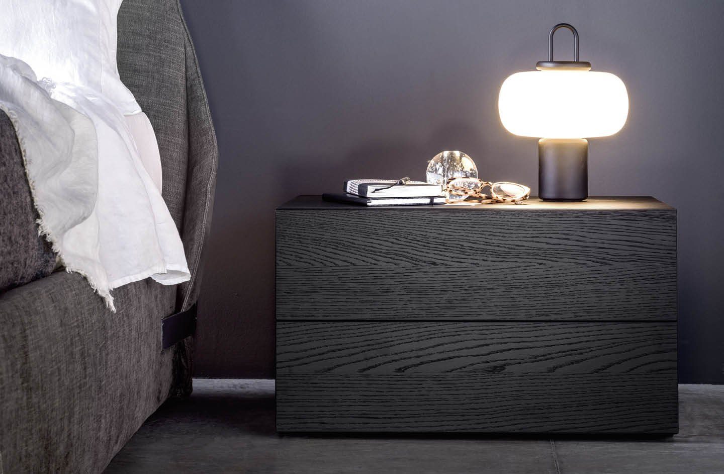 Camera FAinteriors — comodino in legno scuro