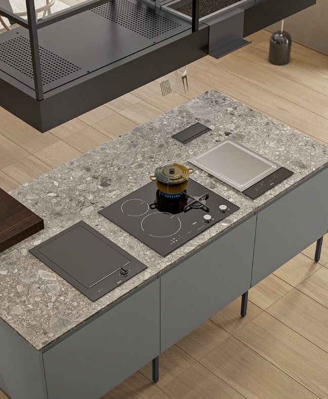Cucina FAinteriors — isola in graniglia con piano cottura