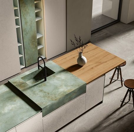 Cucina FAinteriors — lavello con piano verde e legno