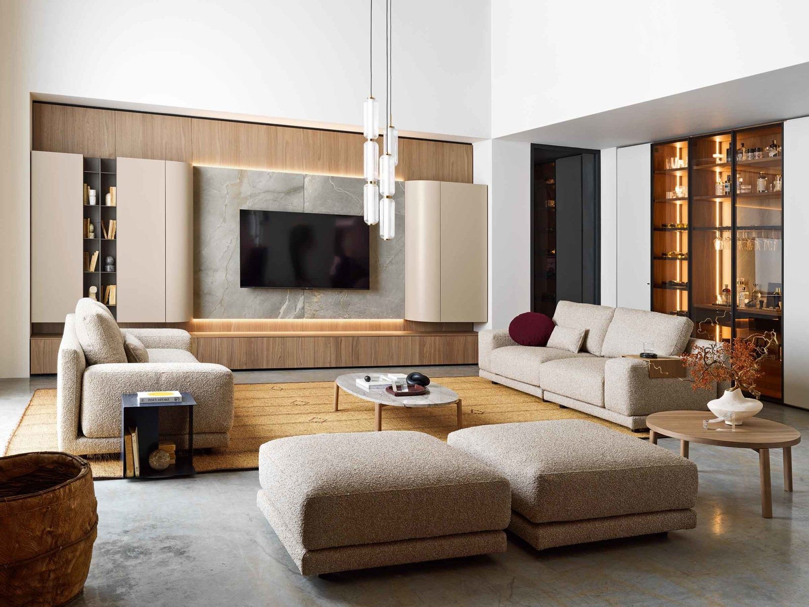 Living FAinteriors — soggiorno con divani beige e vetrina illuminata