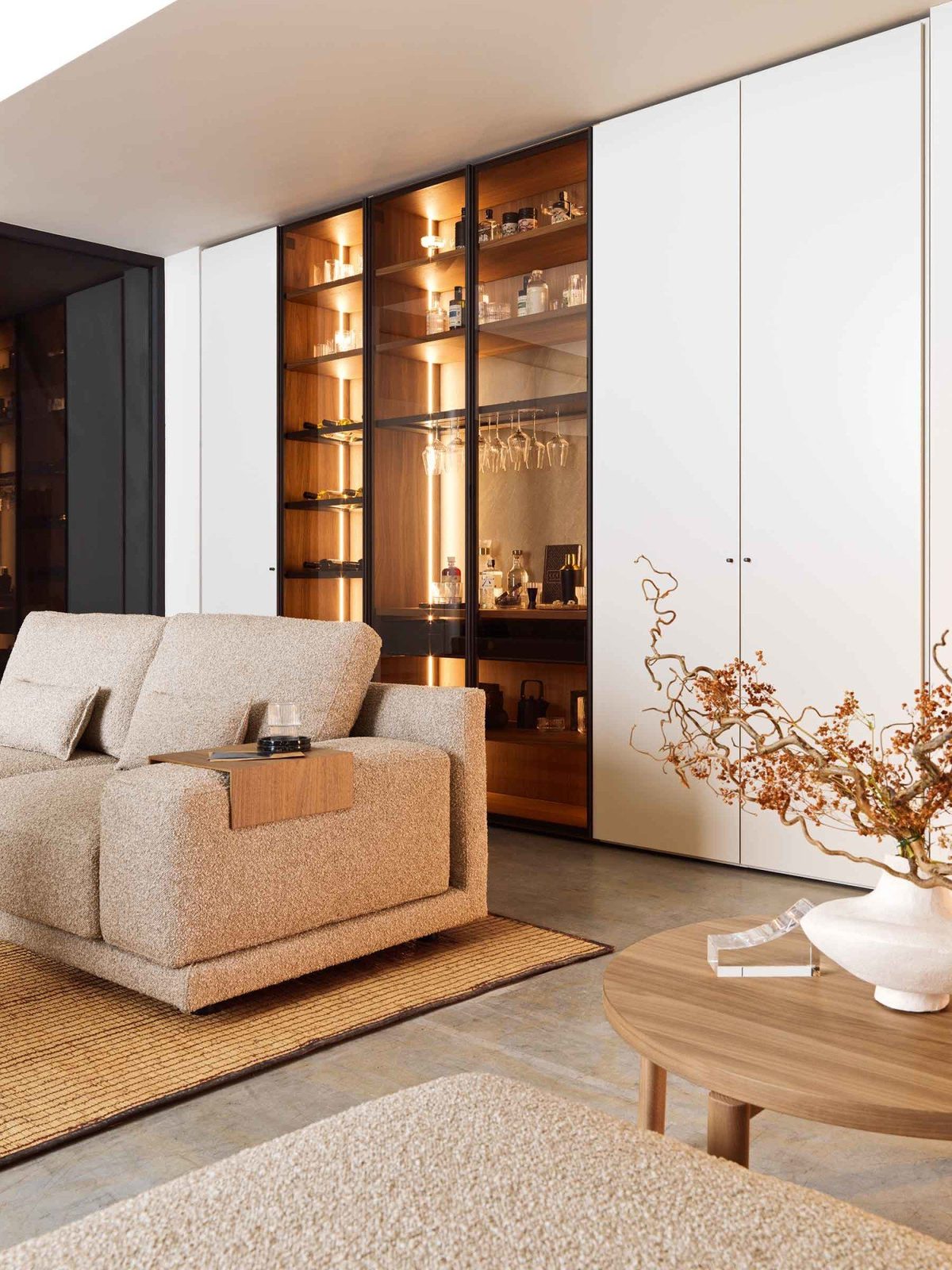 Living FAinteriors — poltrona e vetrina