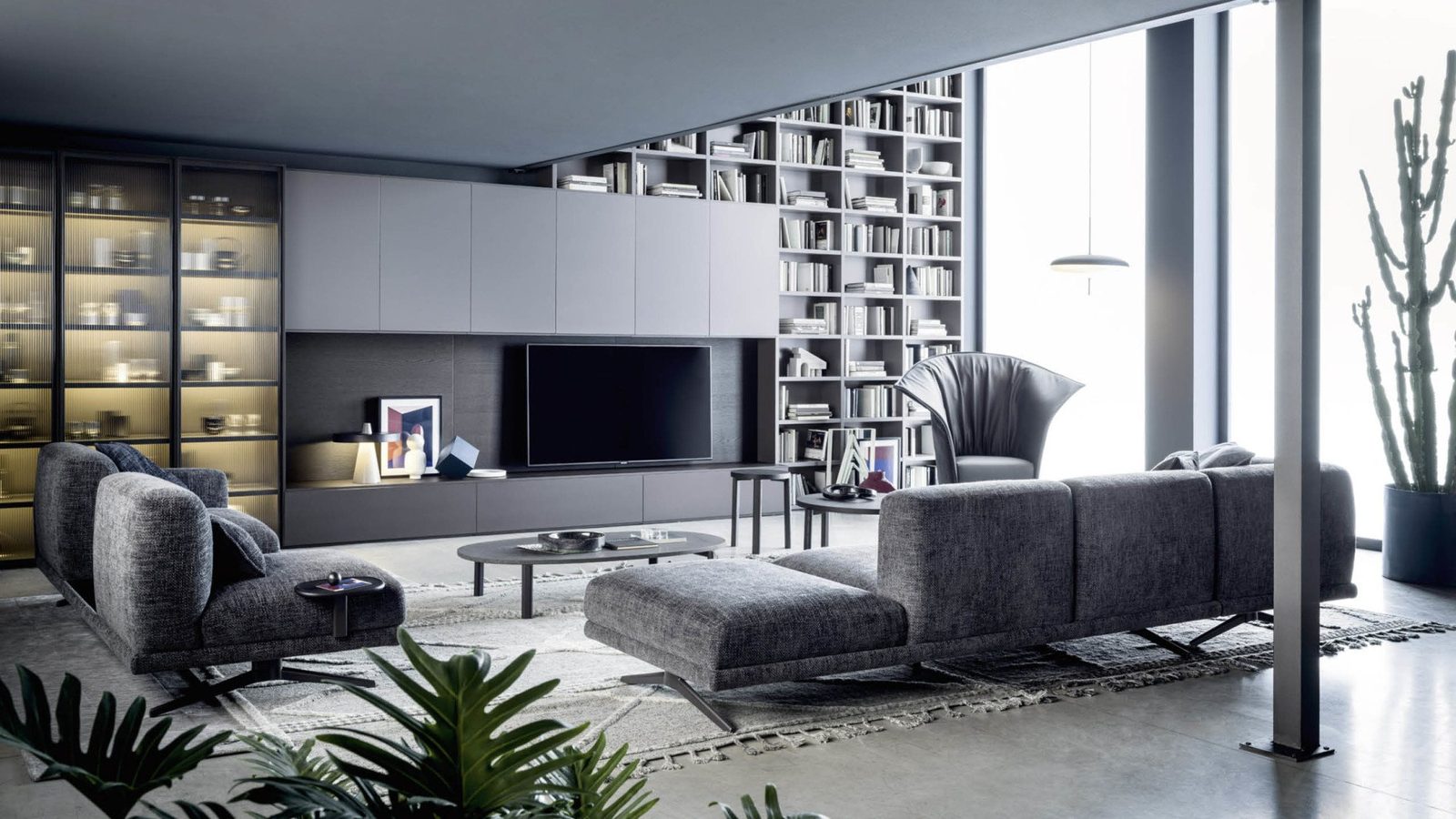 Living FAinteriors — soggiorno con divani grigi e parete TV
