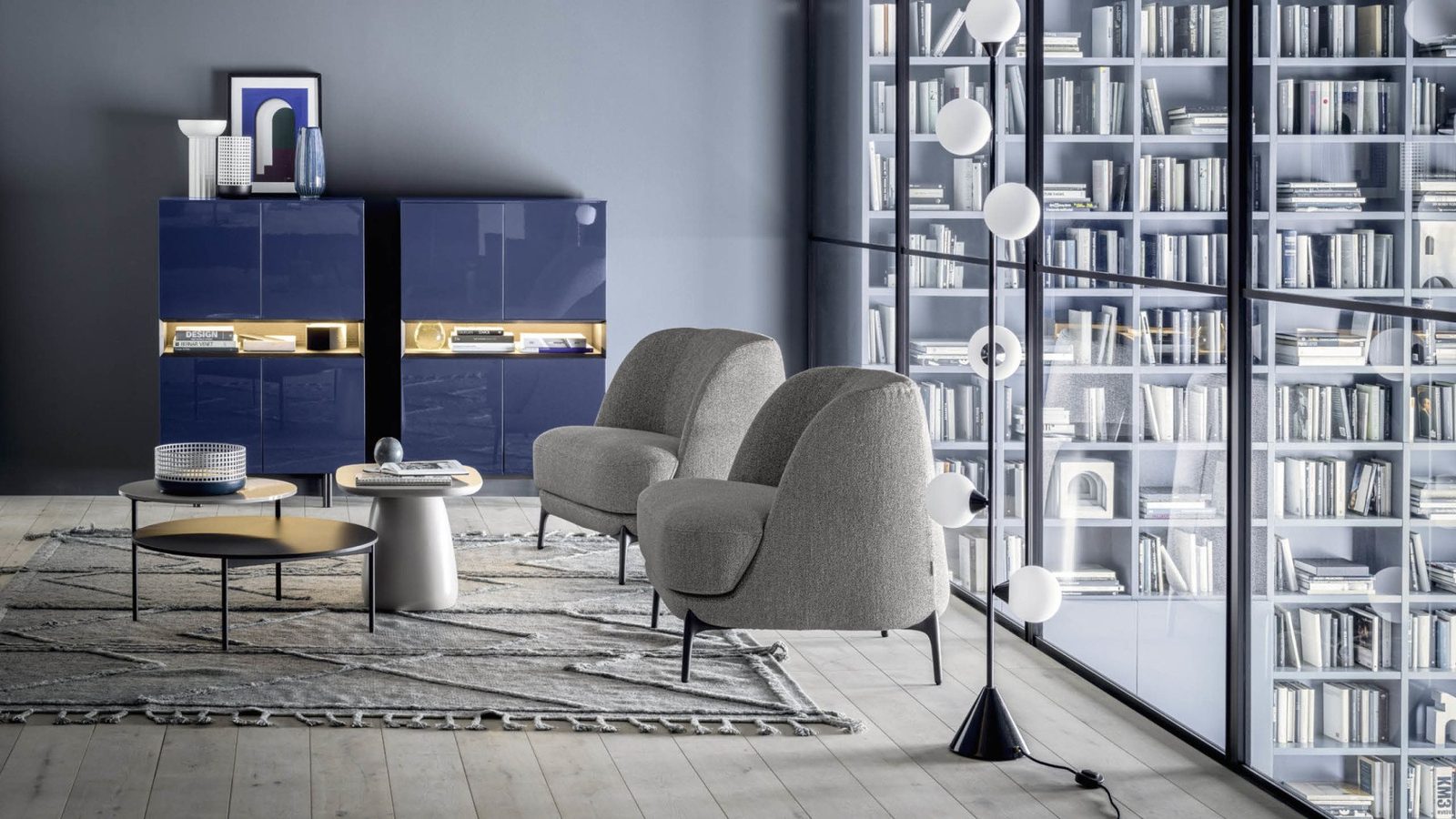 Living FAinteriors — poltrone e mobili contenitori blu