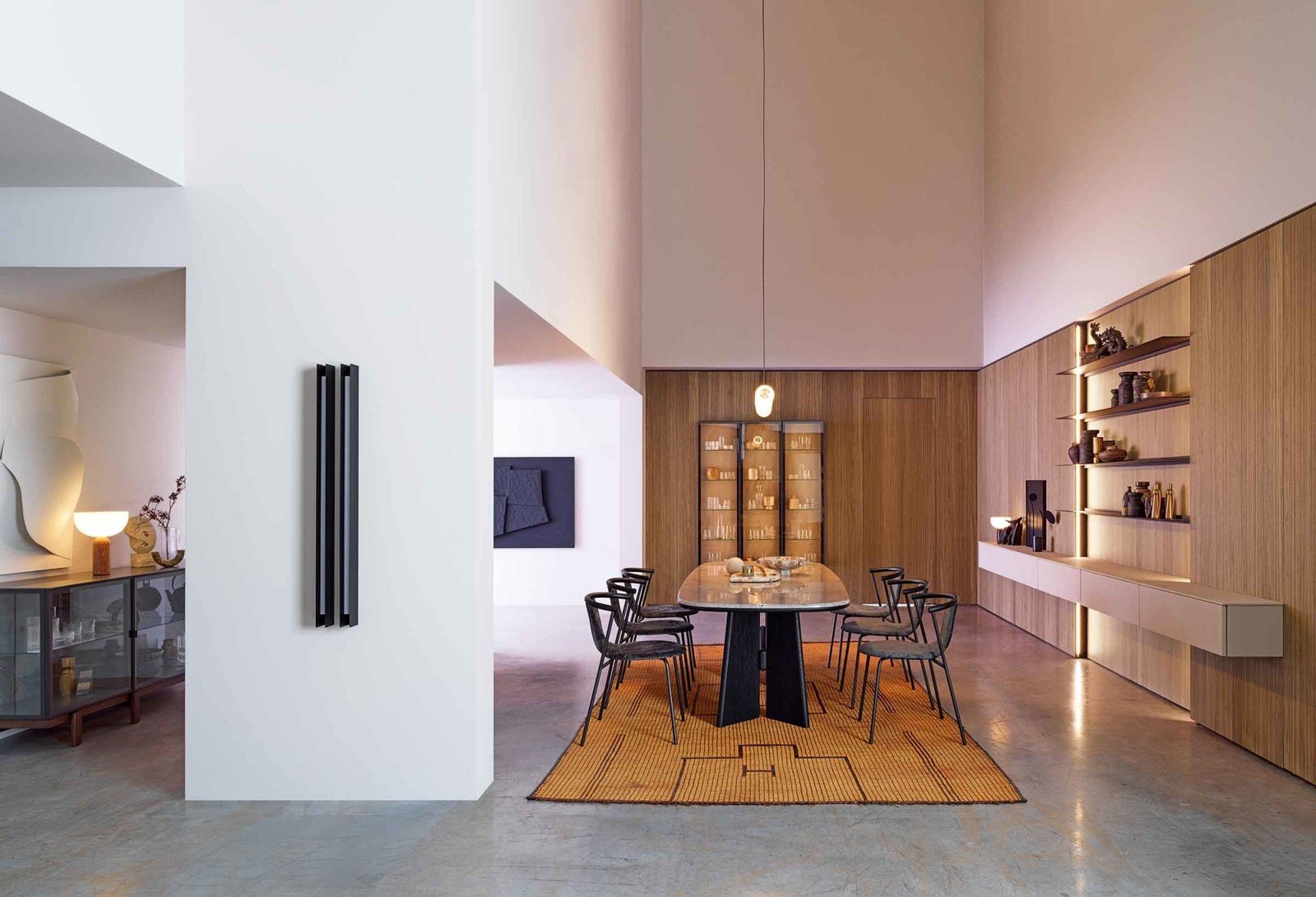Sala da pranzo FAinteriors — sala da pranzo con tavolo ovale e boiserie in legno