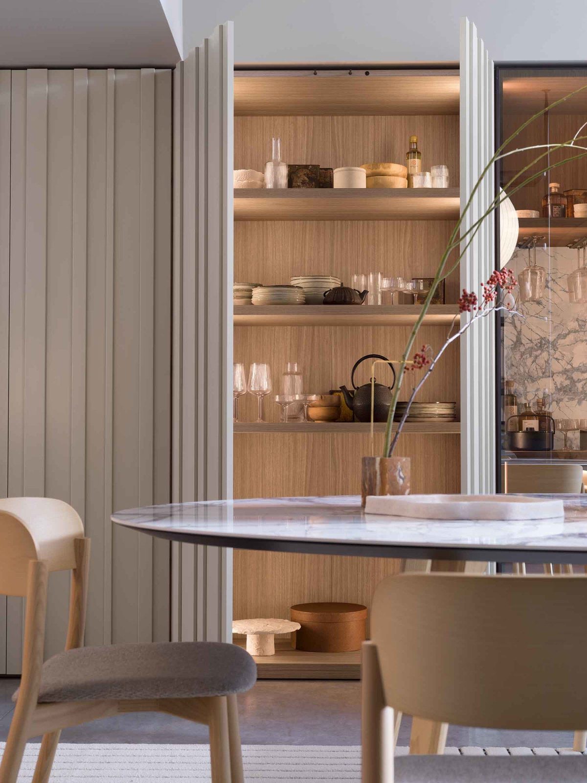 Sala da pranzo FAinteriors — tavolo e vetrina in legno