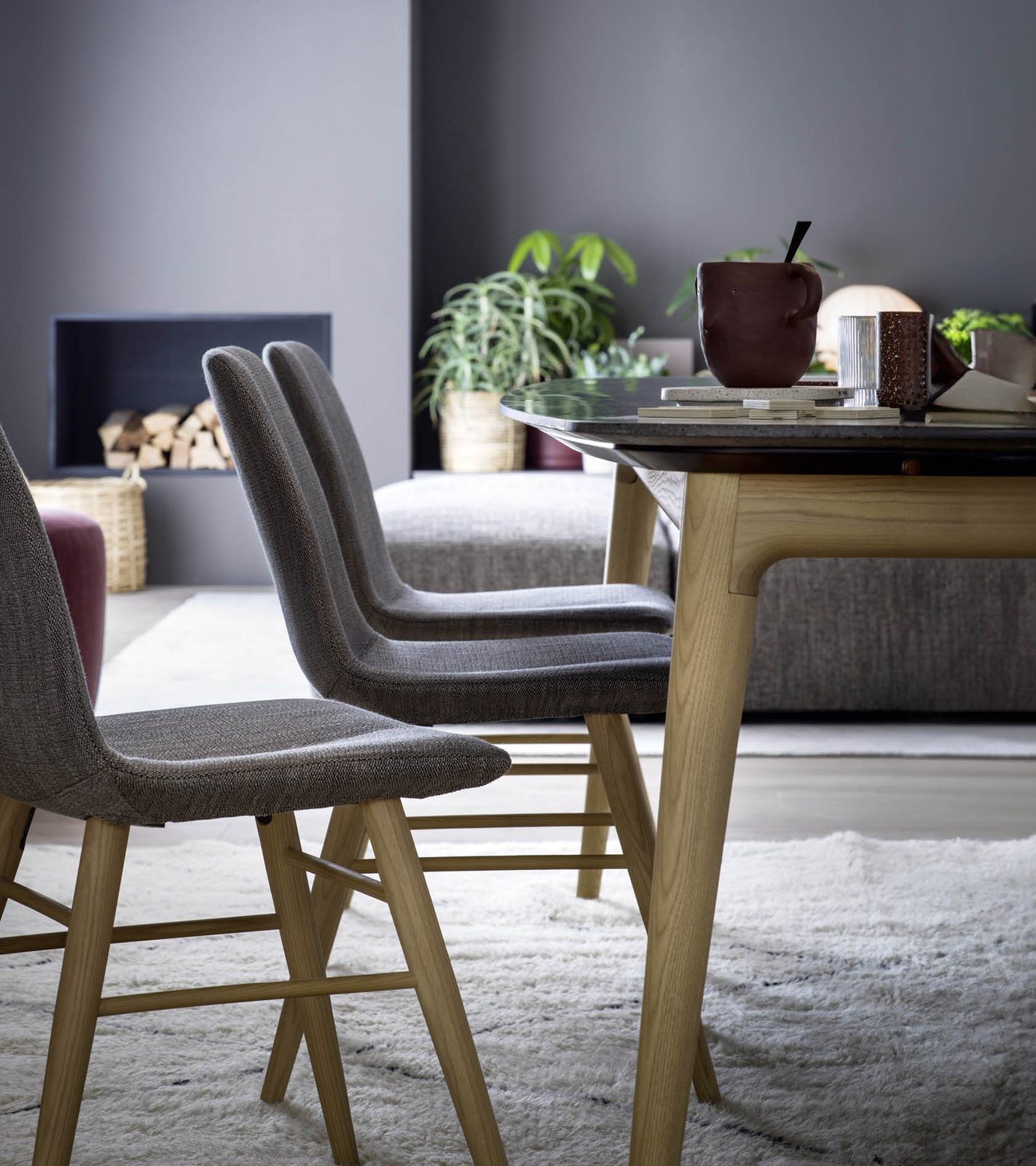 Sala da pranzo FAinteriors — tavolo in legno e sedie imbottite